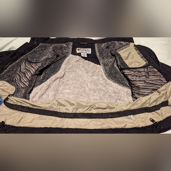 Columbia Titanium Ski Jacket w/ Packable Hood - Picture 4 of 11